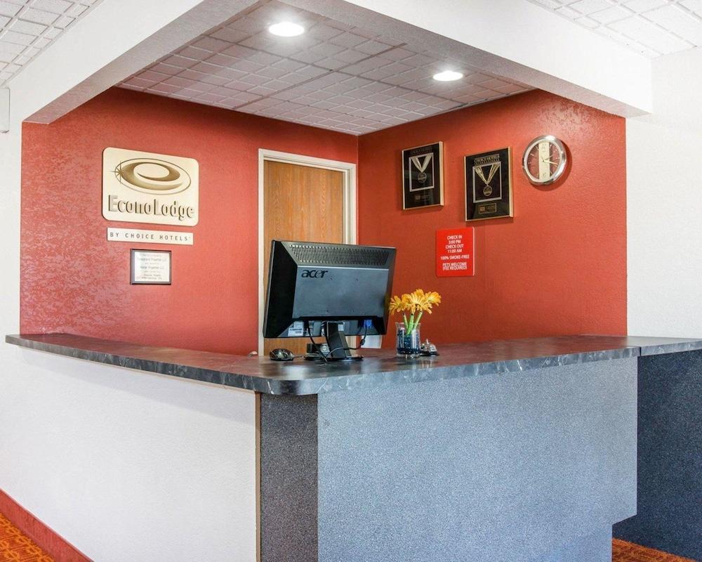 Econo Lodge Cadillac By Choice Exterior photo