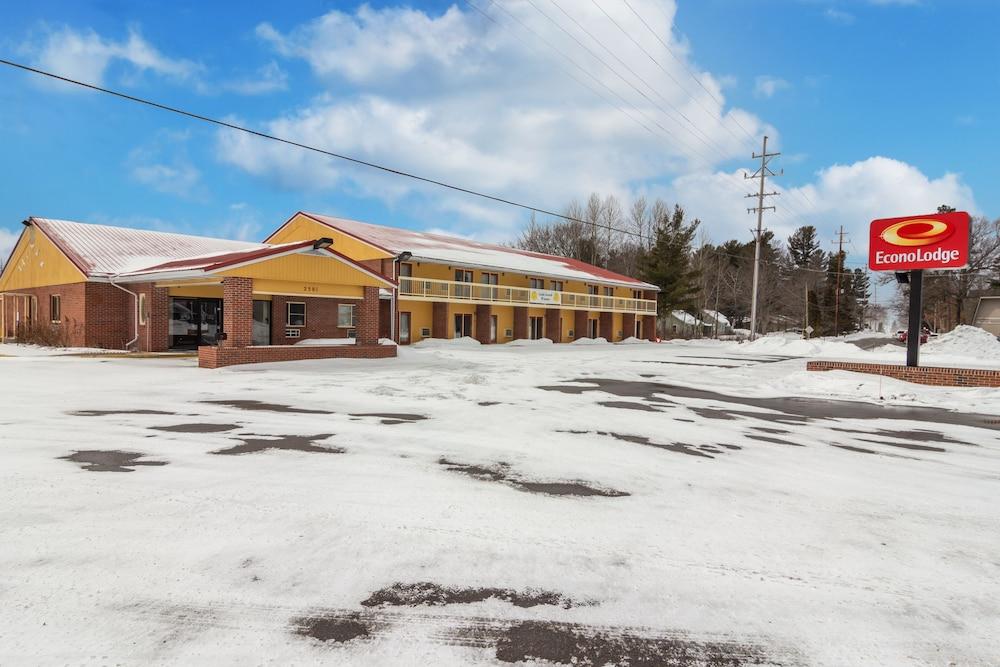 Econo Lodge Cadillac By Choice Exterior photo