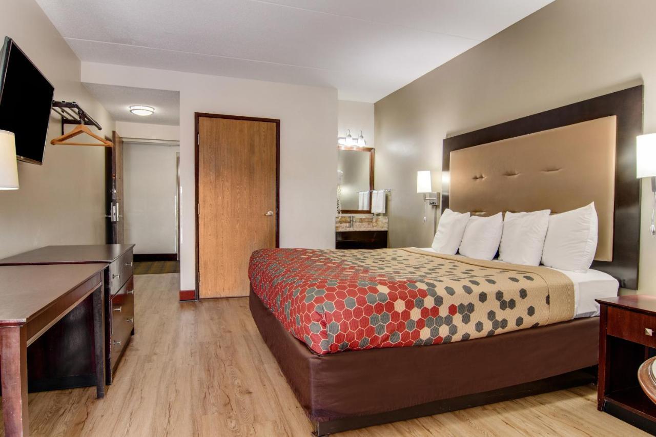 Econo Lodge Cadillac By Choice Exterior photo