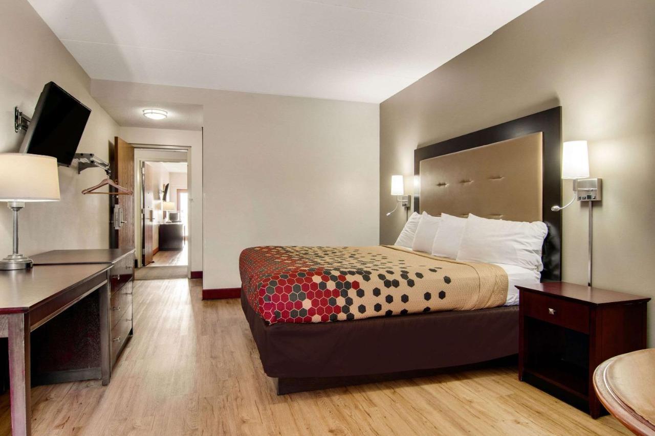 Econo Lodge Cadillac By Choice Exterior photo