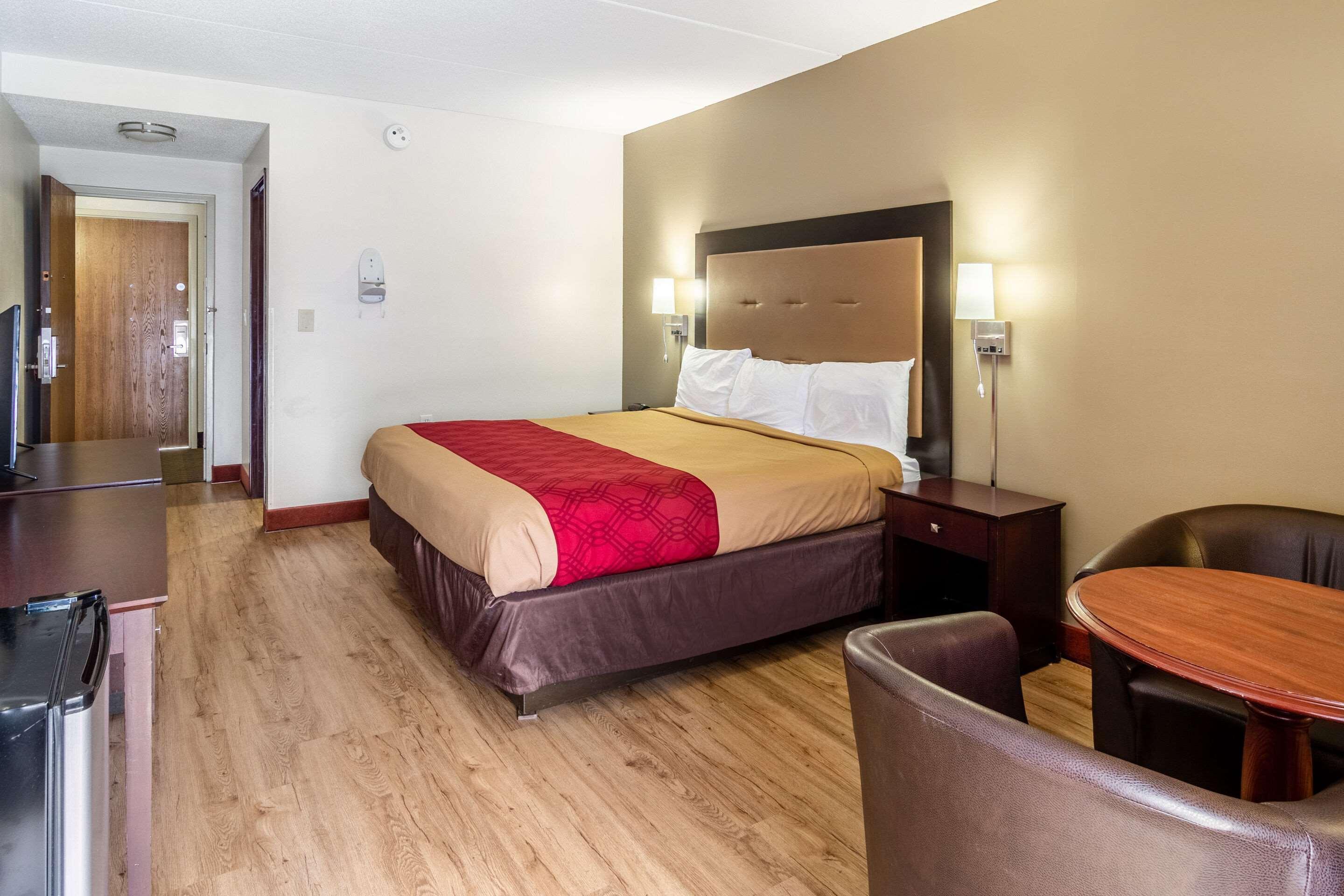 Econo Lodge Cadillac By Choice Exterior photo