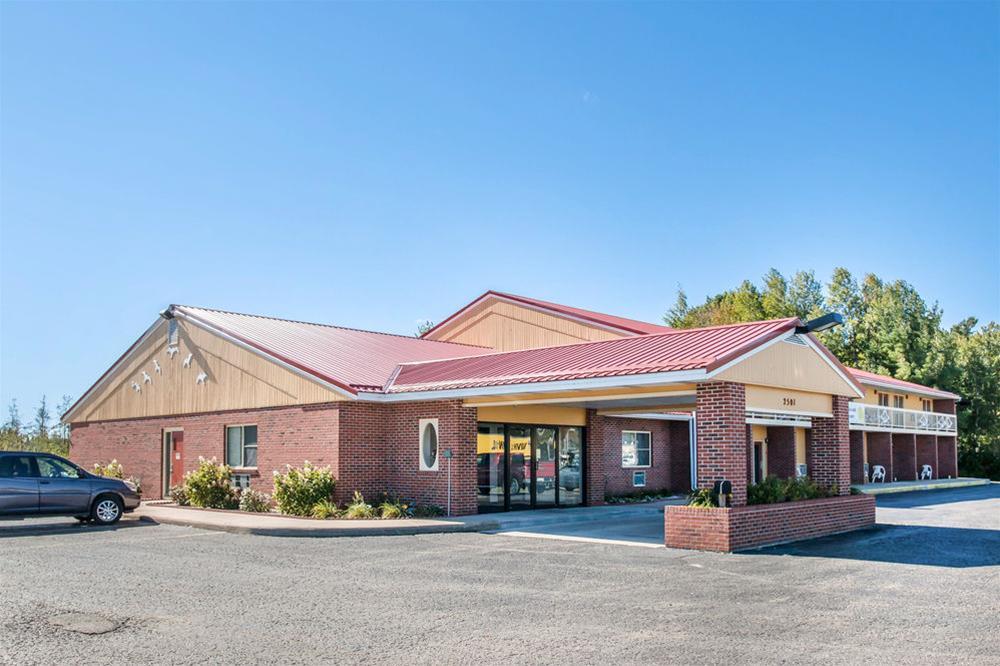 Econo Lodge Cadillac By Choice Exterior photo