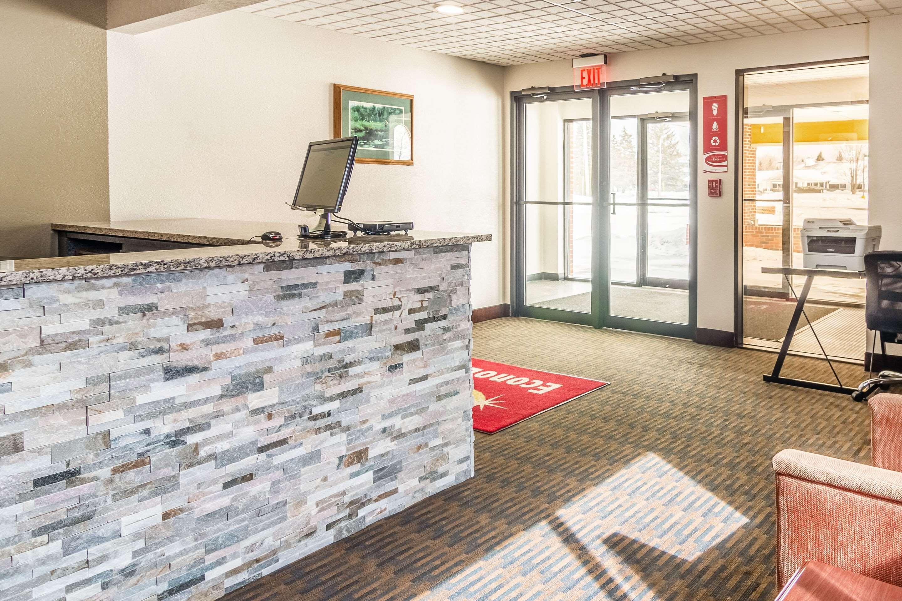 Econo Lodge Cadillac By Choice Exterior photo