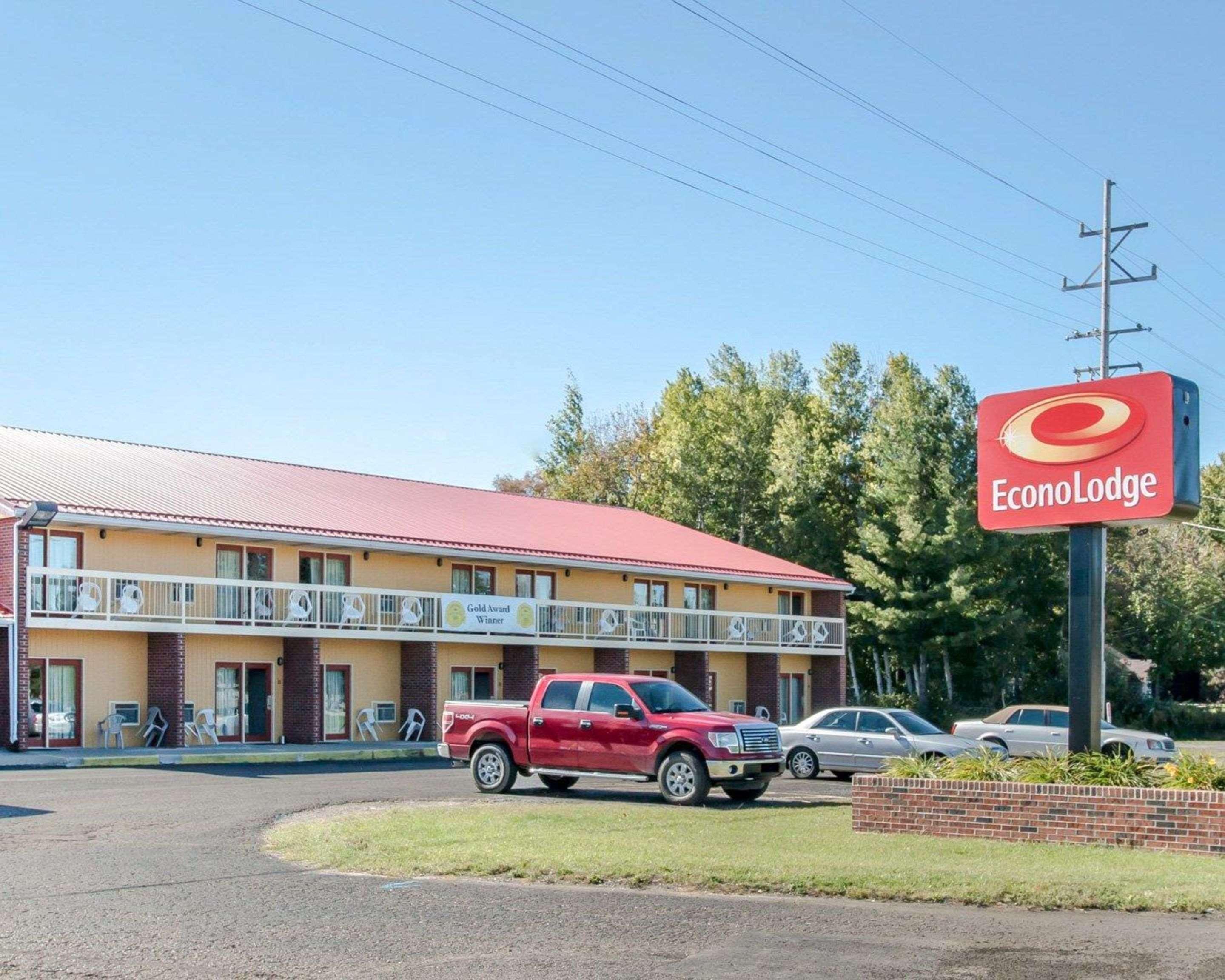 Econo Lodge Cadillac By Choice Exterior photo
