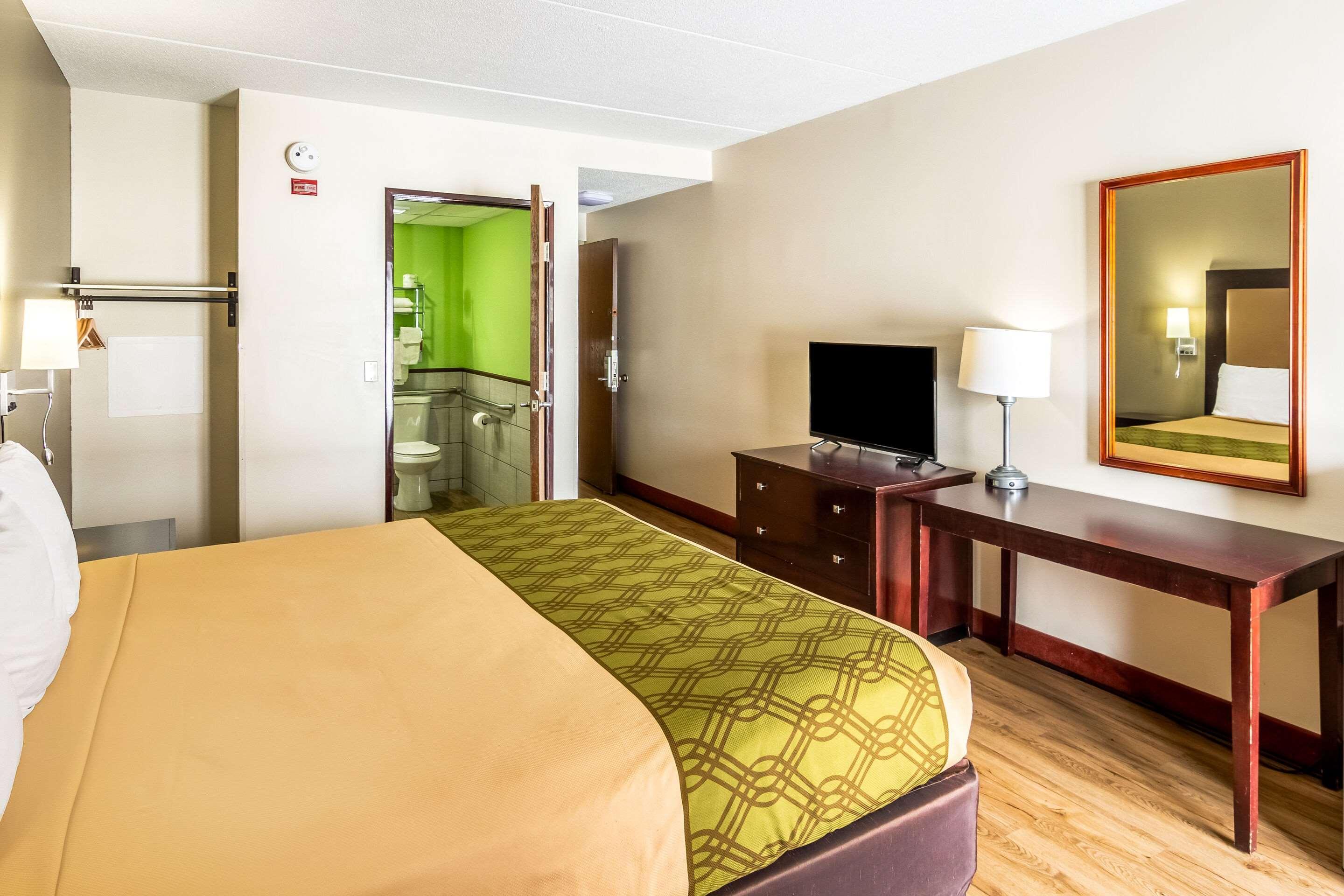 Econo Lodge Cadillac By Choice Exterior photo