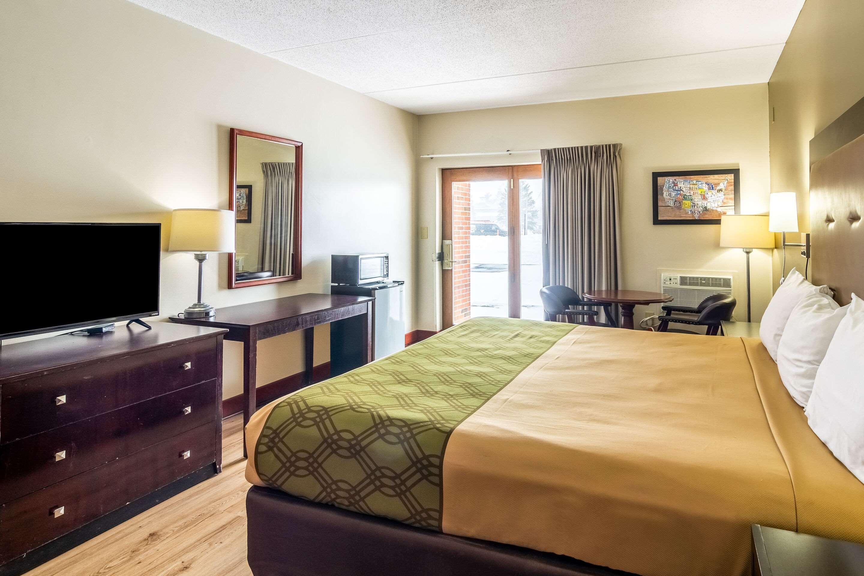 Econo Lodge Cadillac By Choice Exterior photo