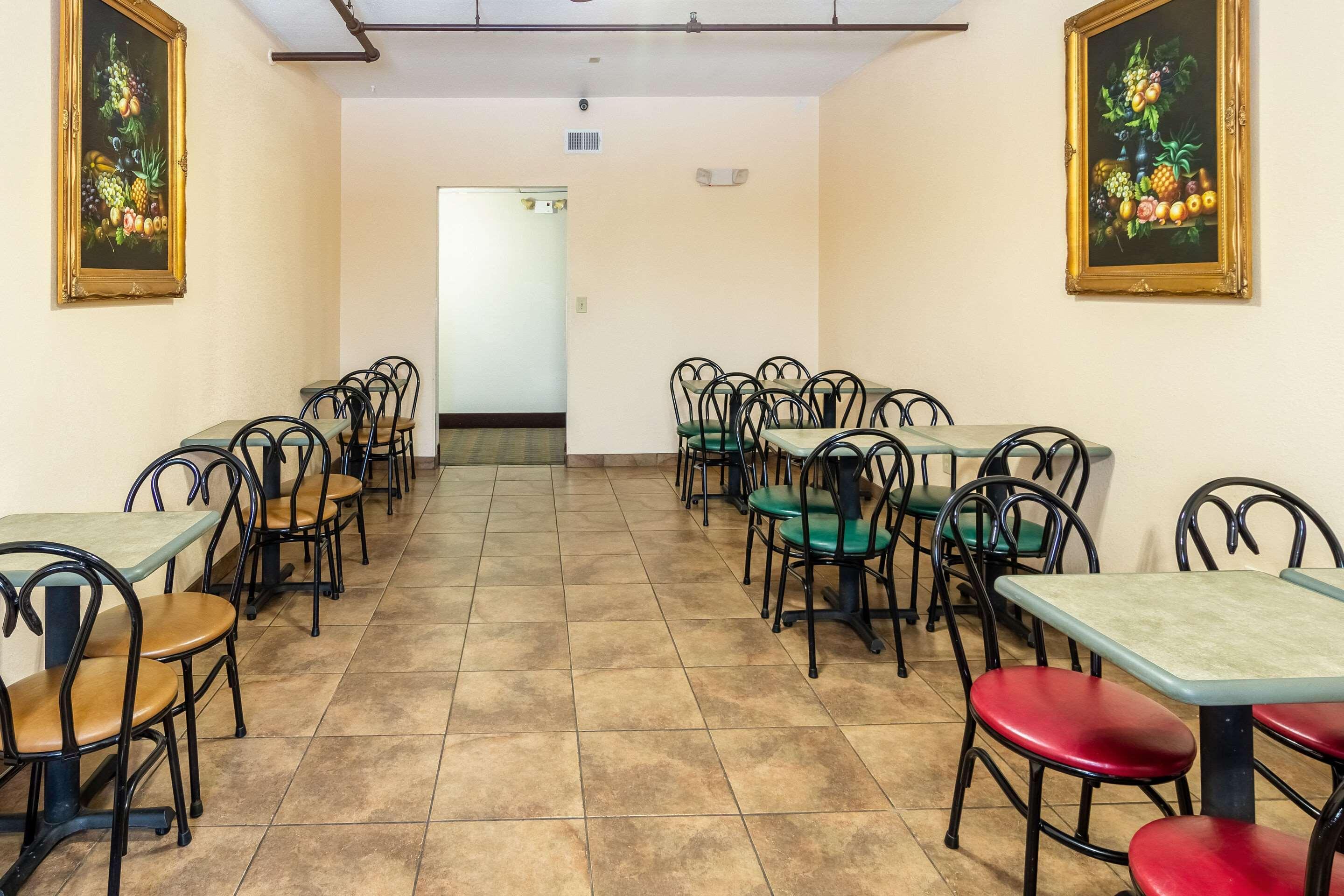 Econo Lodge Cadillac By Choice Exterior photo