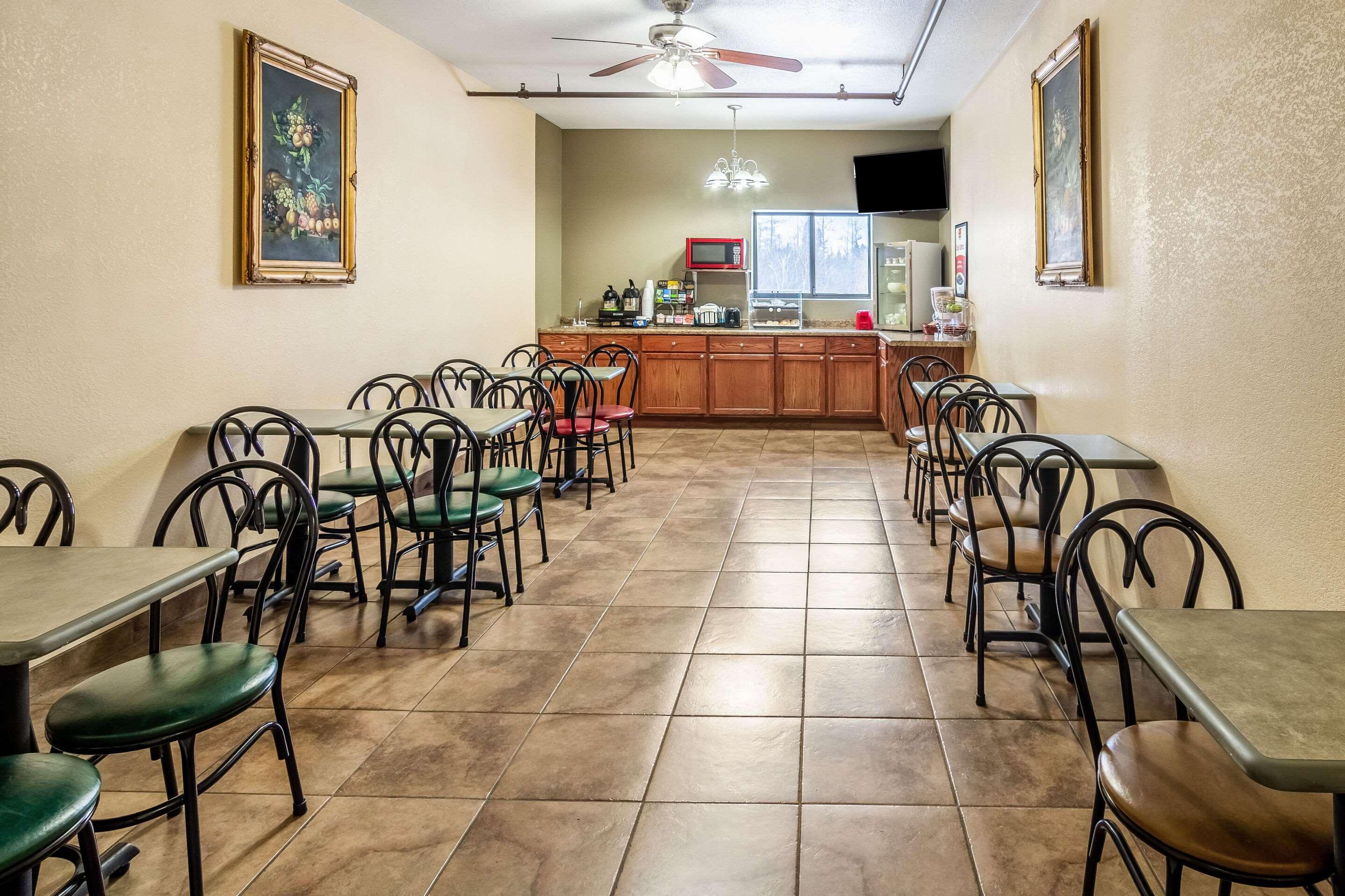 Econo Lodge Cadillac By Choice Exterior photo
