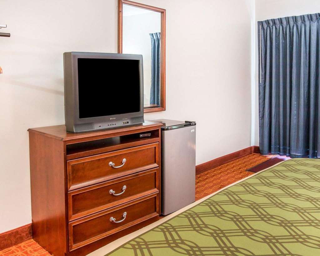 Econo Lodge Cadillac By Choice Room photo