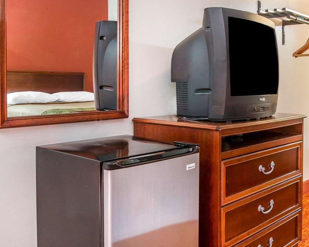 Econo Lodge Cadillac By Choice Room photo
