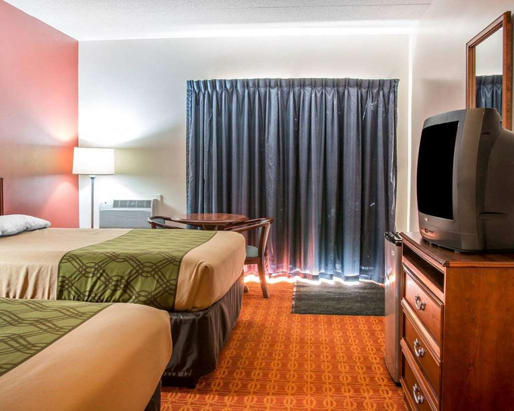 Econo Lodge Cadillac By Choice Room photo